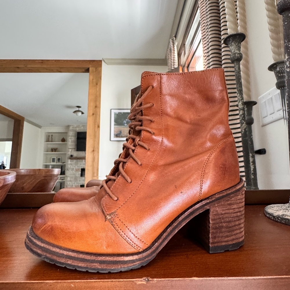 Frye Sabrina lace up chunky heel boots
